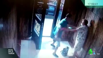 El vídeo de la brutal agresión a una anciana tras robarle en un portal de Valencia