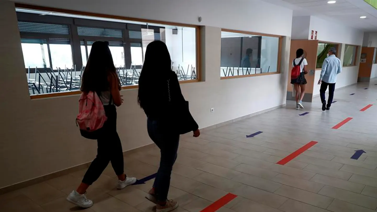 Varios alumnos agreden a un profesor de un instituto de Olivares (Sevilla) y suspenden las clases como protesta Varios alumnos agreden a un profesor de un instituto de Olivares (Sevilla) y suspenden las clases como protesta