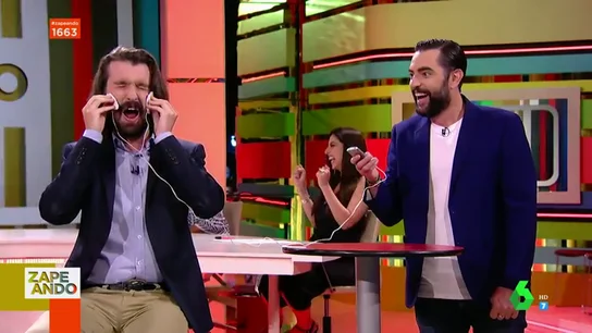 Santi Alverú, a gritos en directo tras ponerse electrodos en la cara mientras habla Santi Alverú, a gritos en directo tras ponerse electrodos en la cara mientras habla