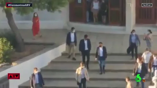 "¡Fuera!": Pedro Sánchez, abucheado a la salida de una misa funeral en Matalascañas "¡Fuera!": Pedro Sánchez, abucheado a la salida de una misa funeral en Matalascañas