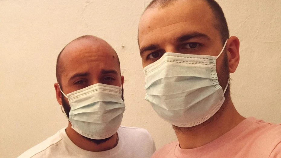 Mario y Rafa comparten una fotografía llevando mascarillas