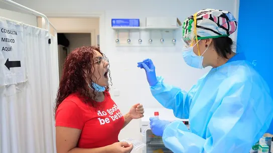 .- Una mujer se somete a una prueba PCR este martes en el madrileño distrito de Usera. .- Una mujer se somete a una prueba PCR este martes en el madrileño distrito de Usera.