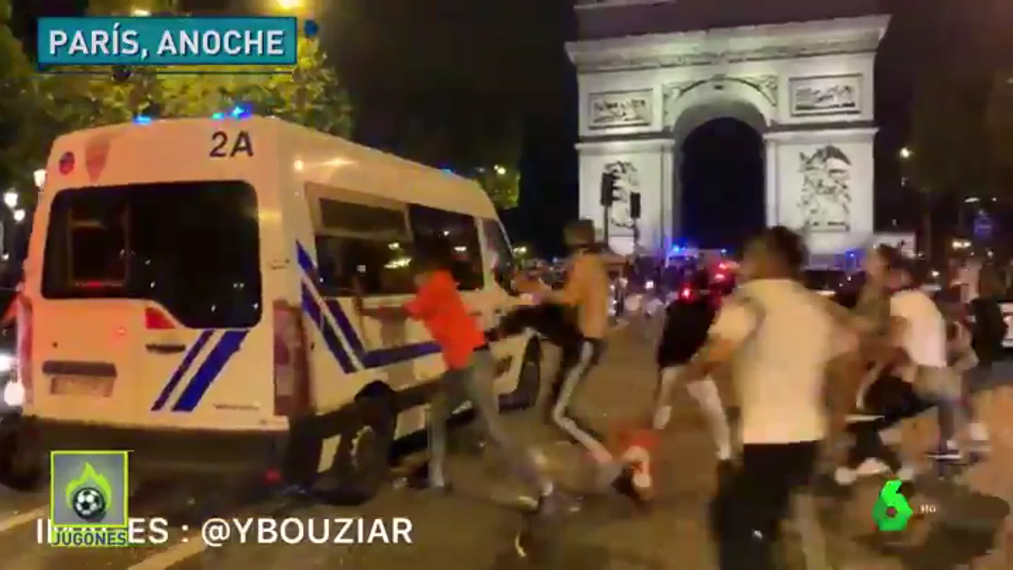 Ultras del PSG acorralan a la policía en la celebración del pase a la final de la Champions Ultras del PSG acorralan a la policía en la celebración del pase a la final de la Champions