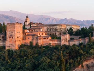Amanecer en el Palacio de Carlos V en La Alhambra, Granada