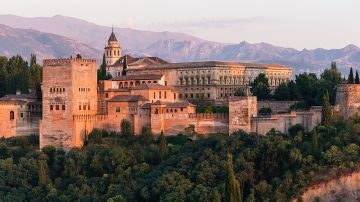 Amanecer en el Palacio de Carlos V en La Alhambra, Granada