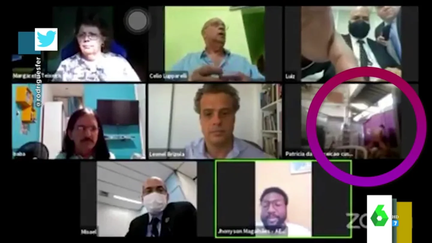 Pillan a una pareja manteniendo sexo durante una videoconferencia Pillan a una pareja manteniendo sexo durante una videoconferencia