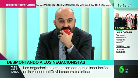 José María Rivero en el plató de Más Vale Tarde. Desmontamos a los negacionistas y sus críticas a la vacuna con una manzana: al comerla no te conviertes en mazano