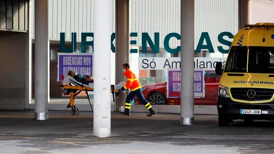 Una ambulancia llega con un enfermo a las urgencias de un Hospital. Una ambulancia llega con un enfermo a las urgencias de un Hospital.