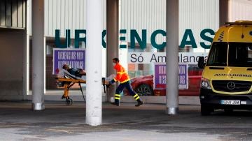 Una ambulancia llega con un enfermo a las urgencias de un Hospital.