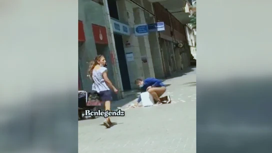 Atracan a una pareja y al huir se les cae parte de los 70.000 euros robados al suelo Atracan a una pareja y al huir se les cae parte de los 70.000 euros robados al suelo
