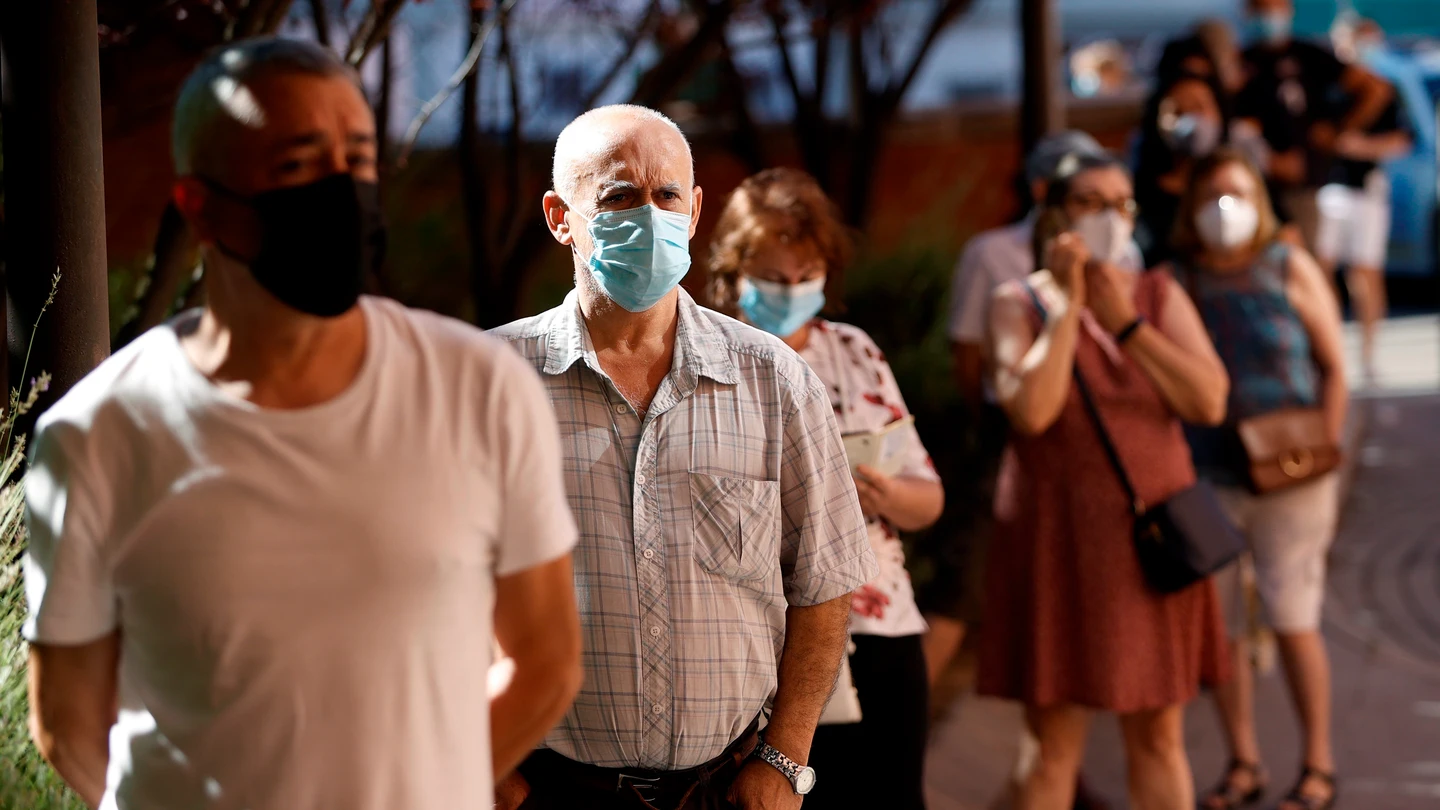Varias personas esperan su turno para hacerse una PCR en el Centro de Salud de Los Ángeles, en el distrito de Villaverde, este miércoles. Varias personas esperan su turno para hacerse una PCR en el Centro de Salud de Los Ángeles, en el distrito de Villaverde, este miércoles.