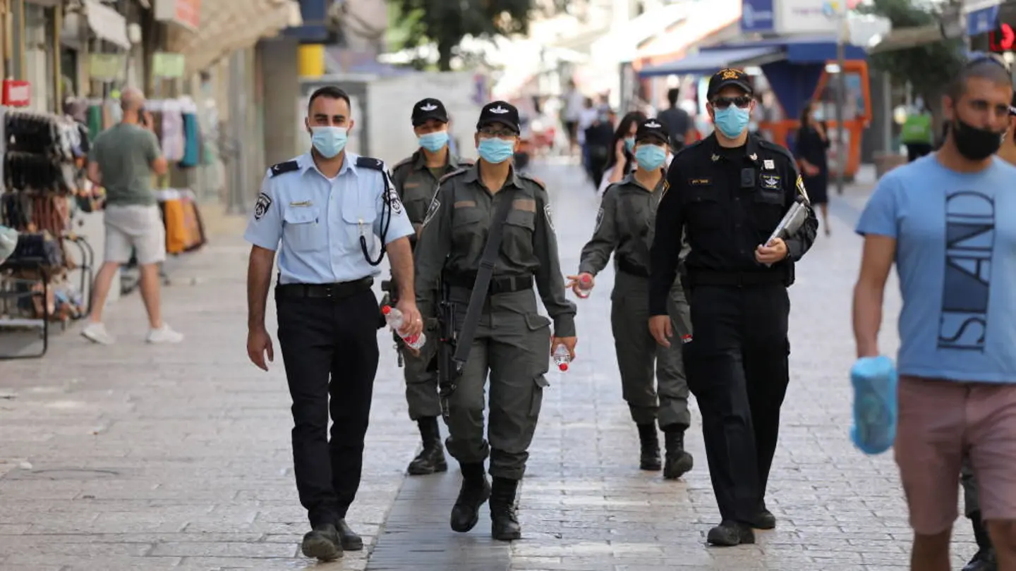 La Policía de Israel camina por una calle del país La Policía de Israel camina por una calle del país