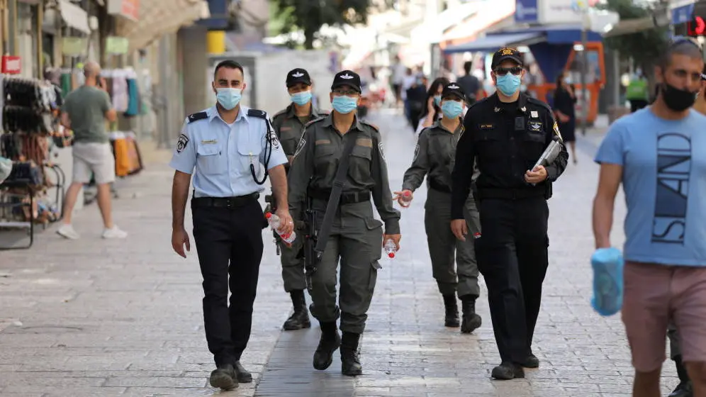 La Policía de Israel camina por una calle del país