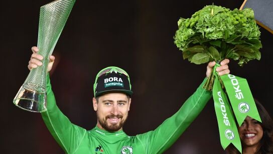 Peter Sagan junto a una azafata en el podio