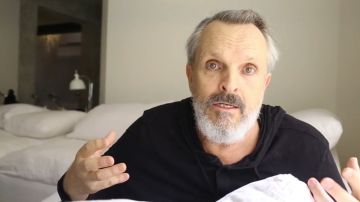 El cantante Miguel Bosé en un vídeo en el que habla sobre el uso de mascarillas.