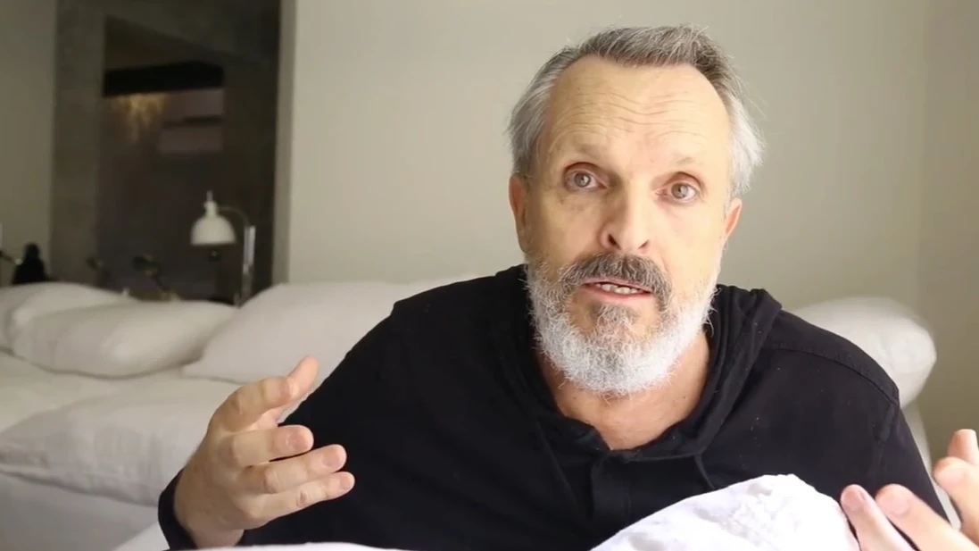 El cantante Miguel Bosé en un vídeo en el que habla sobre el uso de mascarillas.