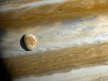 Recreación de Júpiter y su luna Europa 