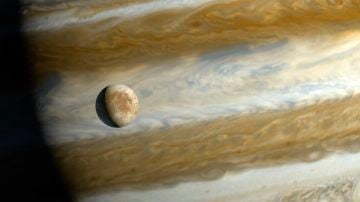 Recreación de Júpiter y su luna Europa 