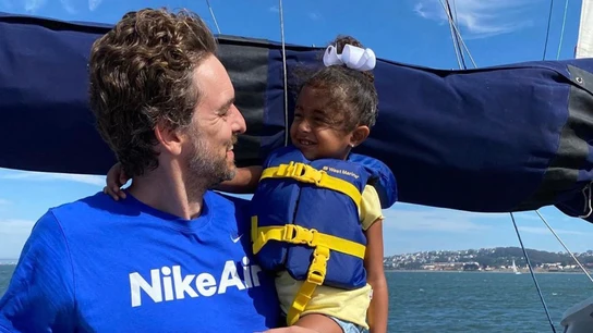 Pau Gasol, junto a una hija de Kobe Bryant Pau Gasol, junto a una hija de Kobe Bryant