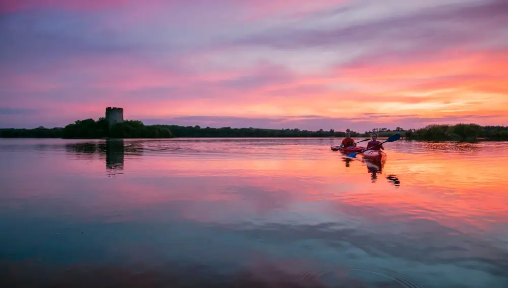 Kayak al atardecer en el Lago Oughter