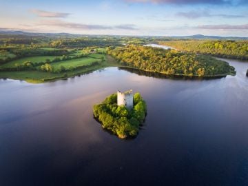 Panorámica del lago Oughter y el castillo de Cloughoughter