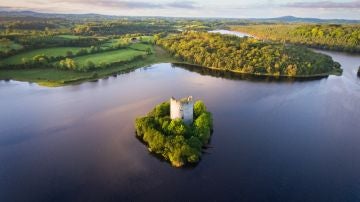 Panorámica del lago Oughter y el castillo de Cloughoughter