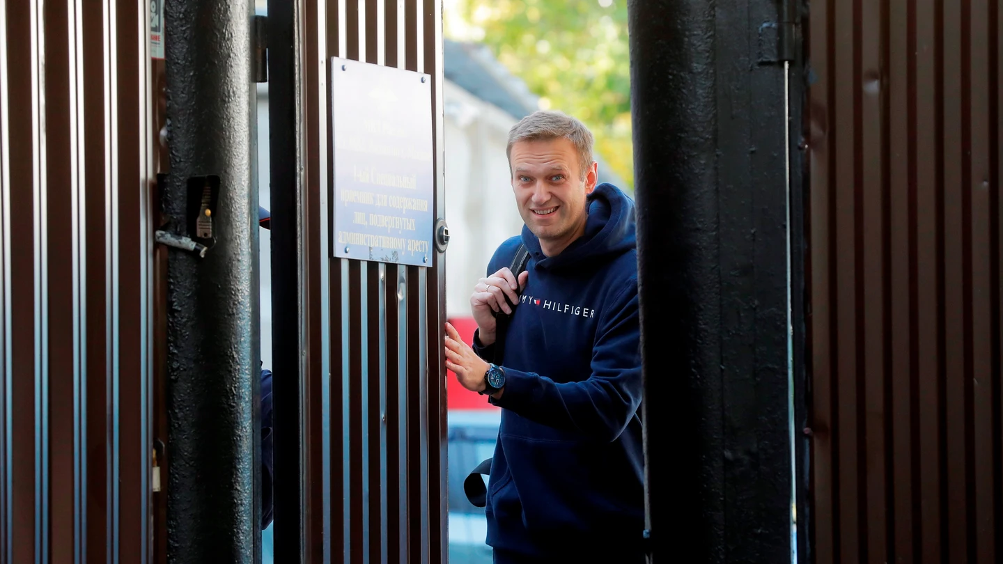 Alexei Navalni sale de la cárcel después de cumplir una condena de 30 días en Moscú, Rusia, el 23 de agosto de 2019 Alexei Navalny