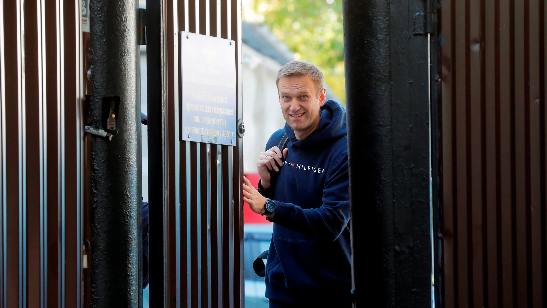 Alexei Navalni sale de la cárcel después de cumplir una condena de 30 días en Moscú, Rusia, el 23 de agosto de 2019 