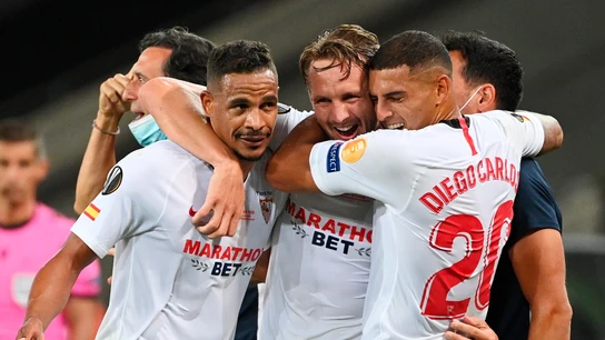 Jugadores del Sevilla celebran un gol Jugadores del Sevilla celebran un gol