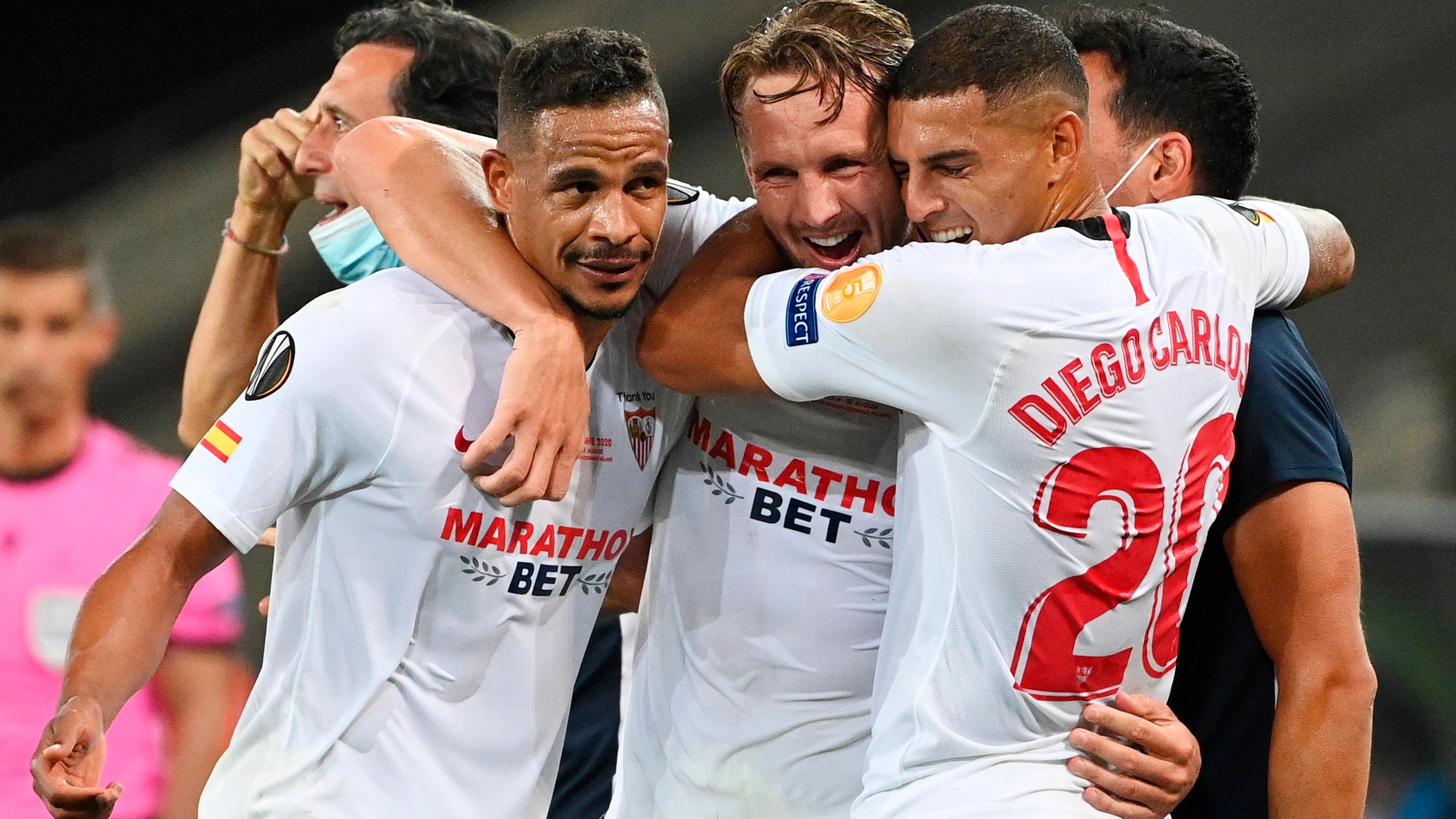 Jugadores del Sevilla celebran un gol