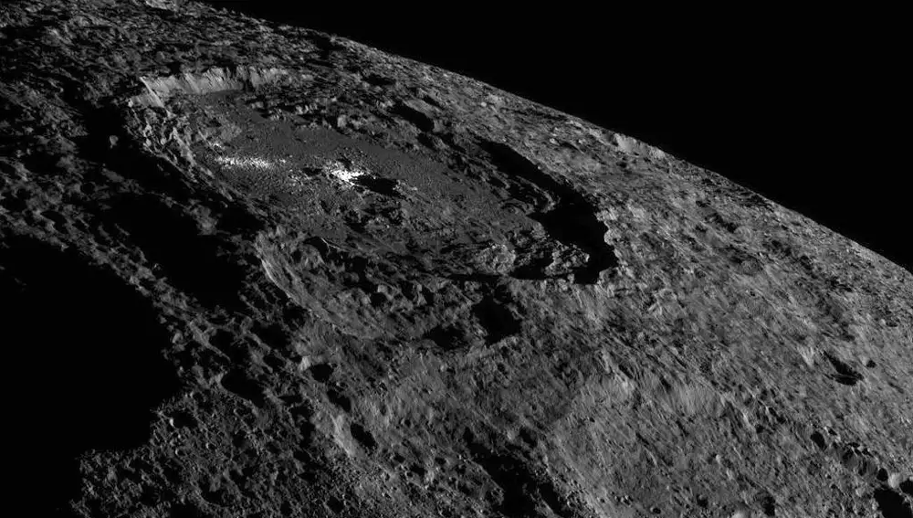 Imagen del intrigante cráter Occator de Ceres tomada por la sonda Dawn 