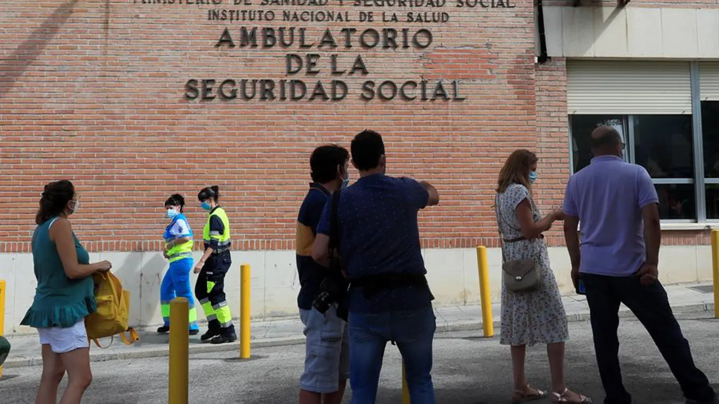 Varias personas hacen cola ante el Centro de Especialidades de Orcasitas para someterse a una prueba PCR en el madrileño distrito de Usera. Varias personas hacen cola ante el Centro de Especialidades de Orcasitas para someterse a una prueba PCR en el madrileño distrito de Usera.