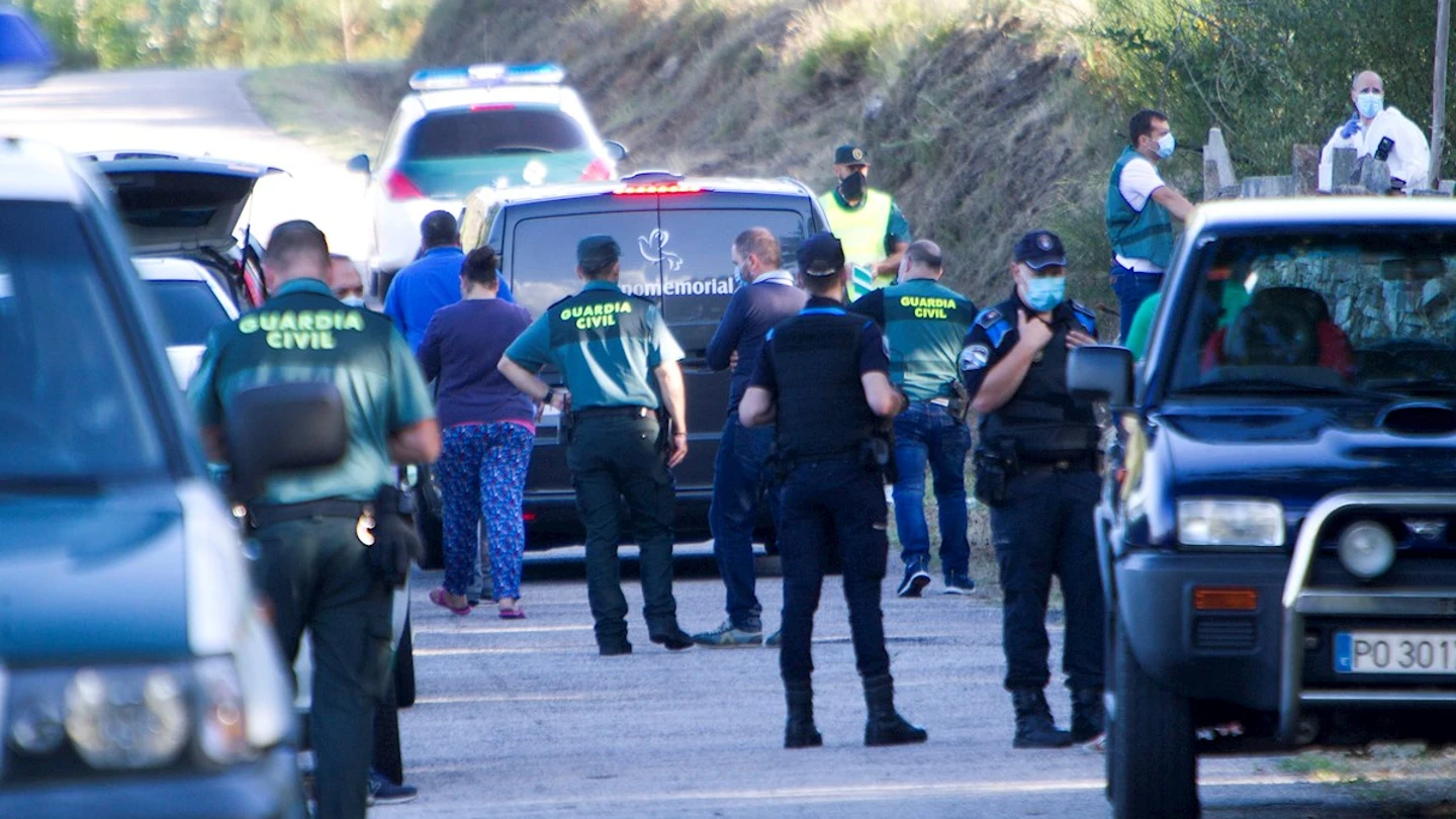 Agentes de la Guardia Civil junto a una finca de Soutomaior Agentes de la Guardia Civil junto a una finca de Soutomaior
