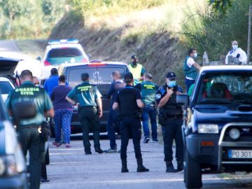 Agentes de la Guardia Civil junto a una finca de Soutomaior