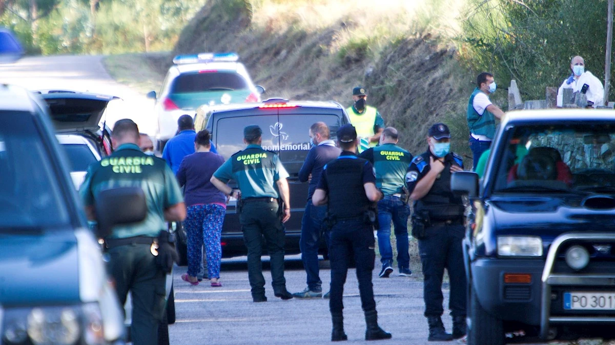 Agentes de la Guardia Civil junto a una finca de Soutomaior