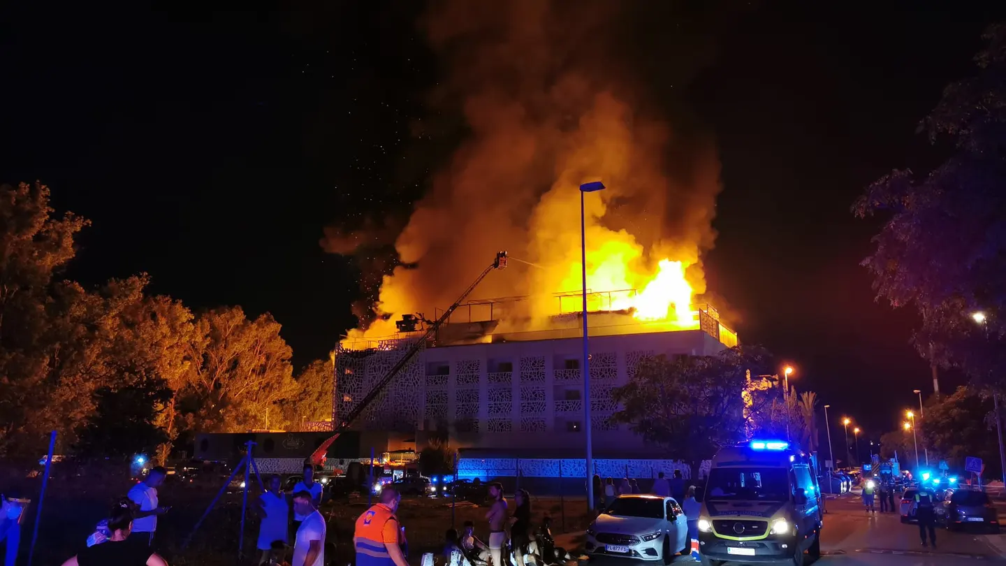 Los bomberos trabajando en el hotel para lograr extinguir las llamas Los bomberos trabajando en el hotel para lograr extinguir las llamas