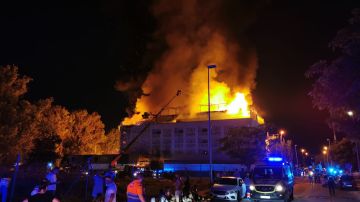 Los bomberos trabajando en el hotel para lograr extinguir las llamas