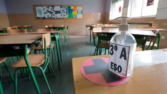 Gel hidroalcohólico en un aula Gel hidroalcohólico en un aula