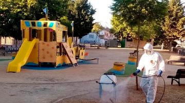 Un operario fumiga un parque infantil como parte del protocolo contra el mosquito del virus del Nilo