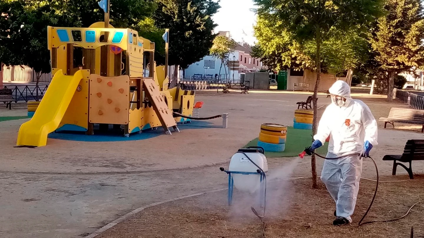 Un operario fumiga un parque infantil como parte del protocolo contra el mosquito del virus del Nilo