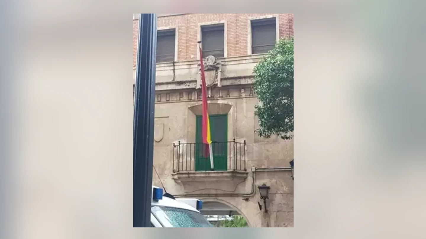 Imagen de un cuartel de la Guardia Civil con el emblema franquista Imagen de un cuartel de la Guardia Civil con el emblema franquista