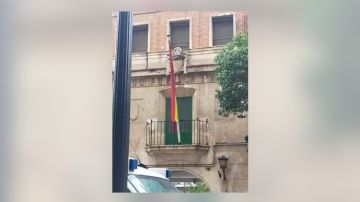 Imagen de un cuartel de la Guardia Civil con el emblema franquista