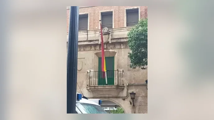 Imagen de un cuartel de la Guardia Civil con el emblema franquista