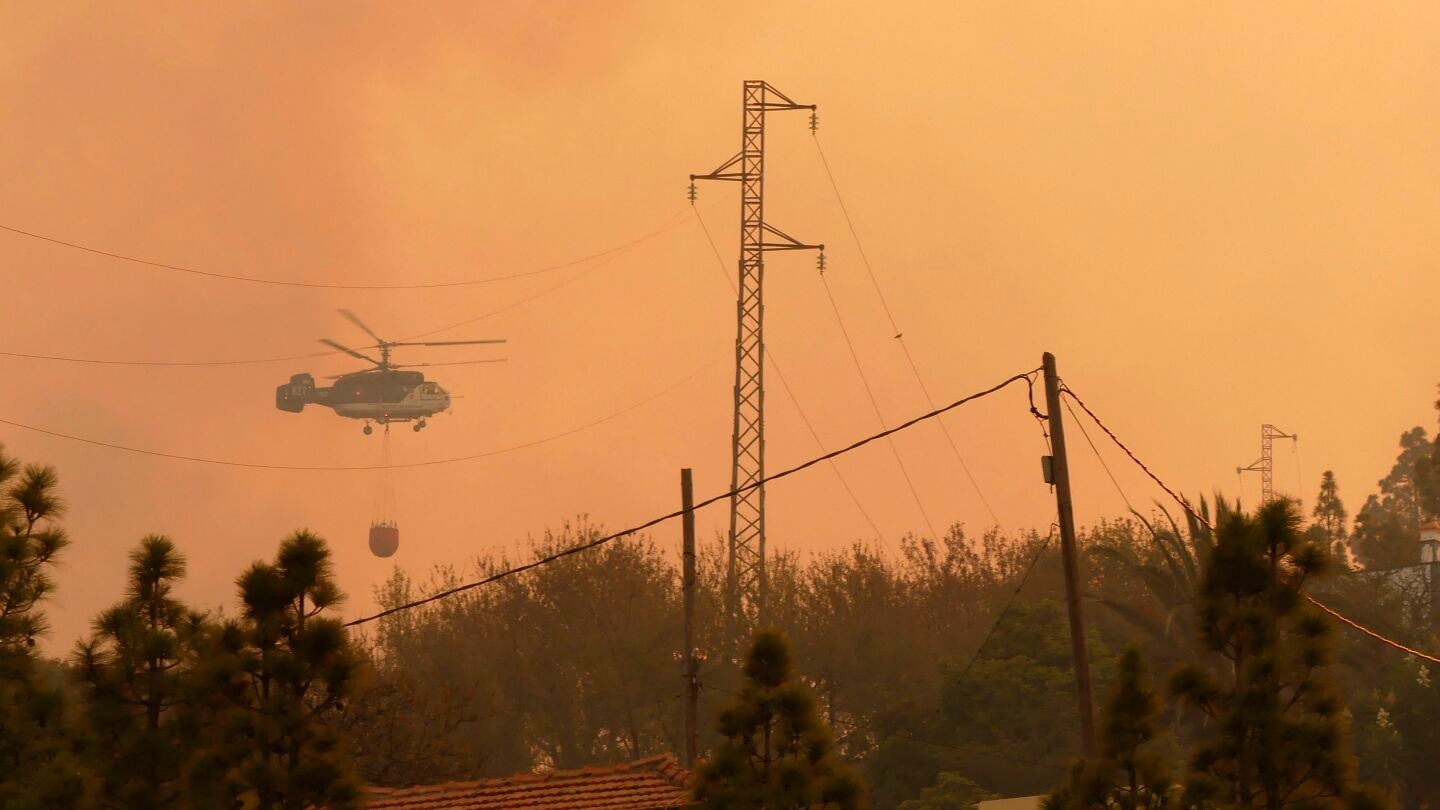 Un helic&oacute;ptero colabora en los trabajos extinci&oacute;n del incendio declarado en el municipio palmero de Garaf&iacute;a