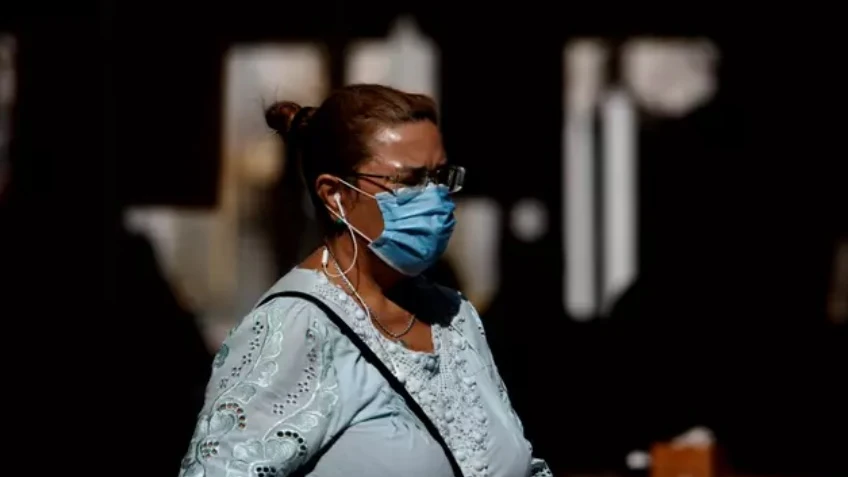 Imagen de archivo de una mujer con mascarilla