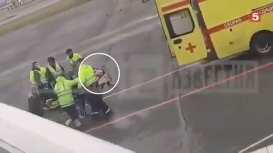 Alex&eacute;i Navalni tras ser evacuado del avi&oacute;n