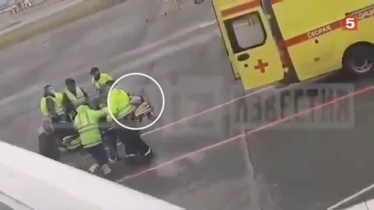 Alexéi Navalni tras ser evacuado del avión Alexéi Navalni tras ser evacuado del avión