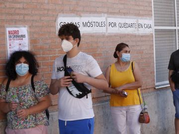 Varias personas espera en las urgencias del Centro de Especialidades Periférico Coronel de Palma en Móstoles