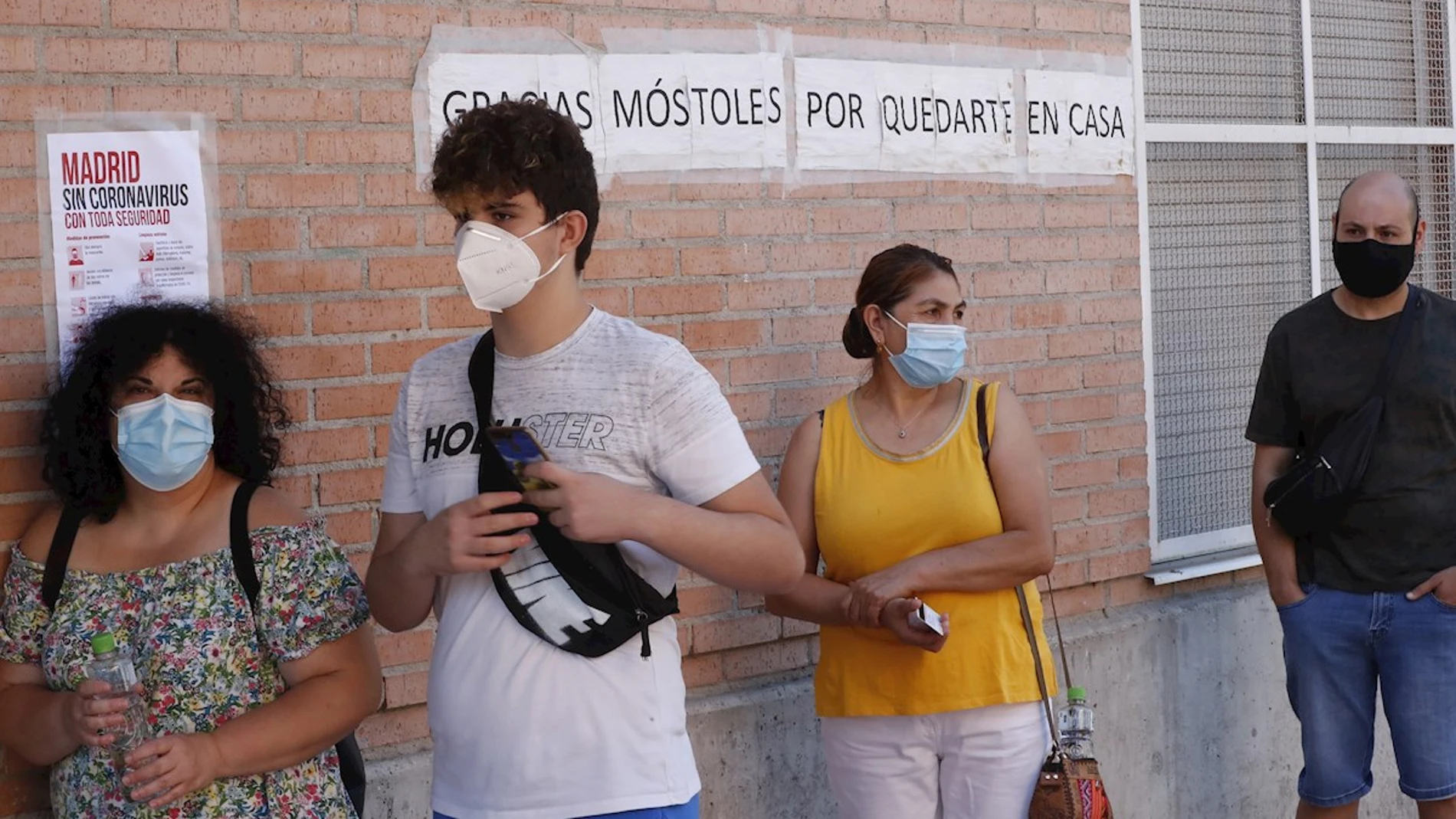 Varias personas espera en las urgencias del Centro de Especialidades Periférico Coronel de Palma en Móstoles