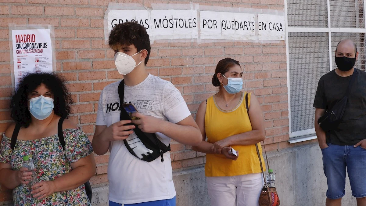 Varias personas espera en las urgencias del Centro de Especialidades Periférico Coronel de Palma en Móstoles